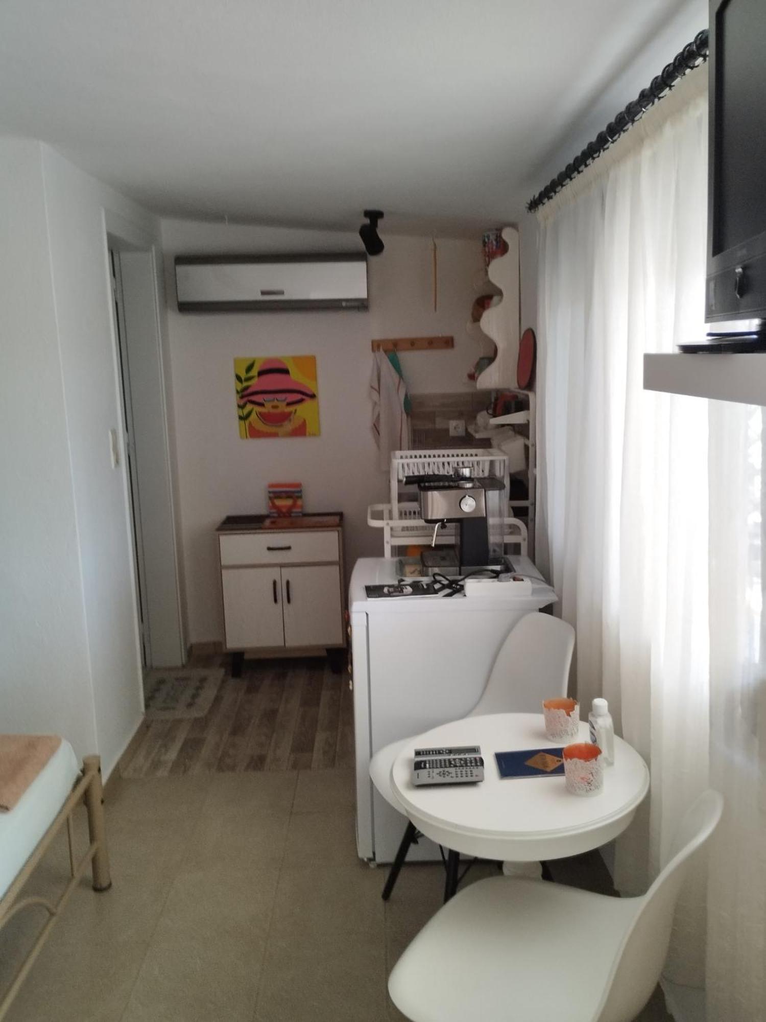 Suzy'S Nest Room Аспровалта Екстериор снимка